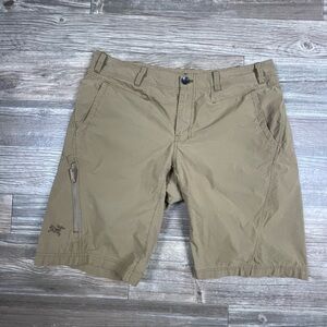 Arc'teryx Men's Cargo Shorts in Tan